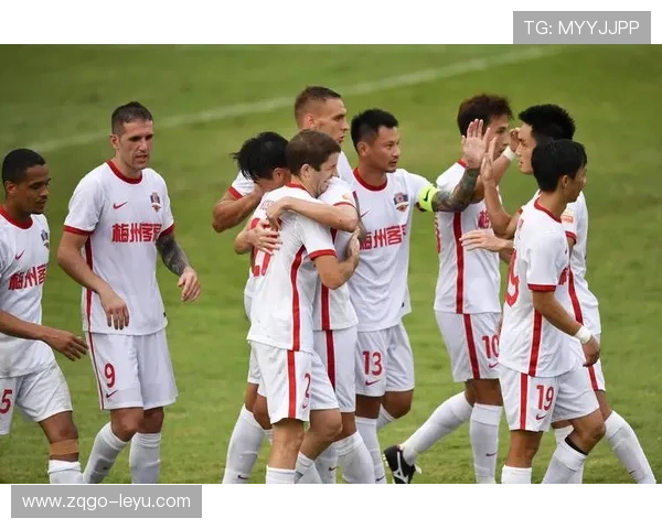 梅州客家的2025赛季：从递补奇迹到悲情降级，草根足球的生存启示录